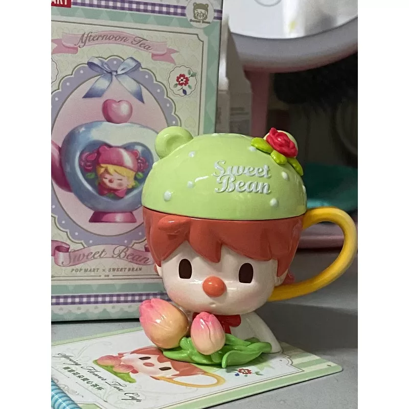 Taza de té de la tarde con frijoles dulces y flores de primavera