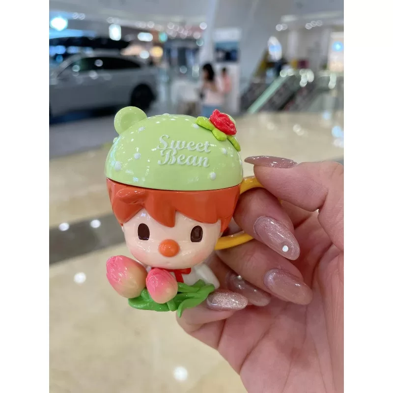 Taza de té de la tarde con frijoles dulces y flores de primavera